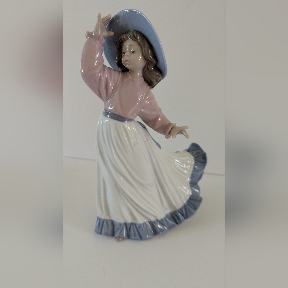LLADRO NAO "Caught In the Breeze" #1391 Young Girl With Hat Figurine